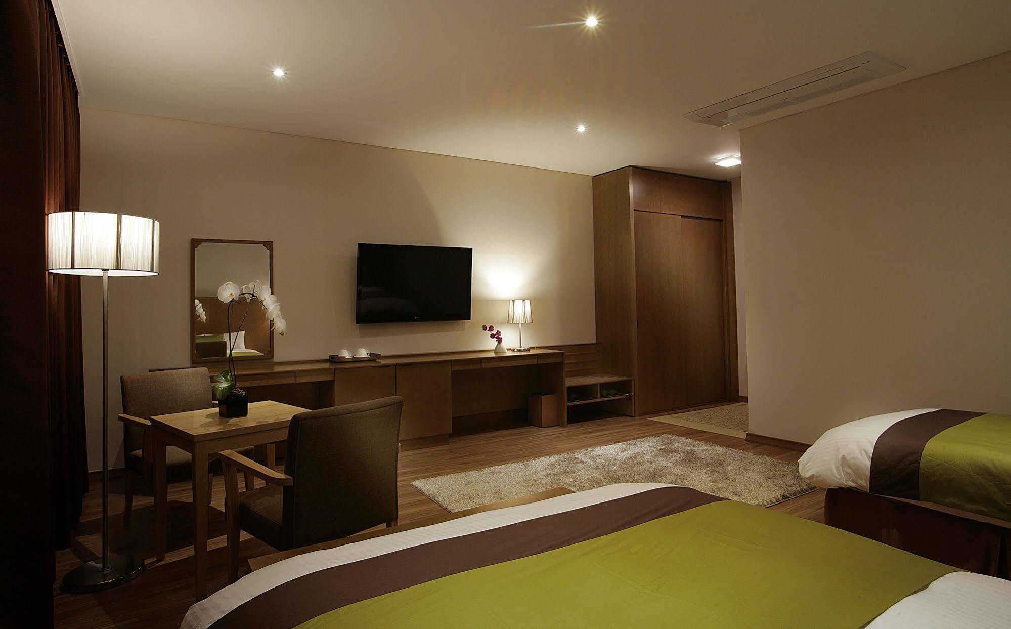 Y Ocean Hotel Йосу Екстер'єр фото